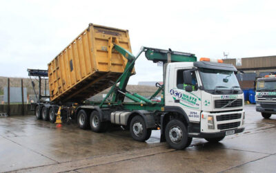 3 Reasons Hooklifts are Better Than Roll Offs For the Everyday Buyer